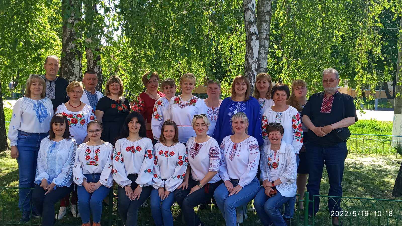 Цього дня прийнято замінювати повсякденний одяг на вишиванки