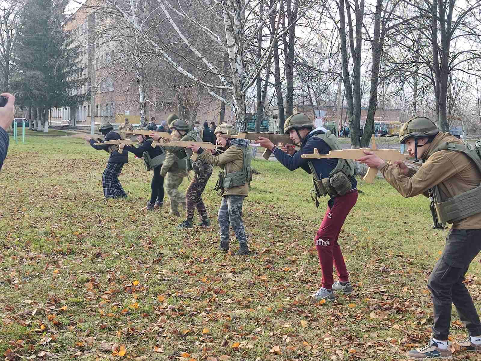 🇺🇦 Здобувачі освіти ДПТНЗ "Конотопське вище професійне училище" - учасники патріотичного вишколу.