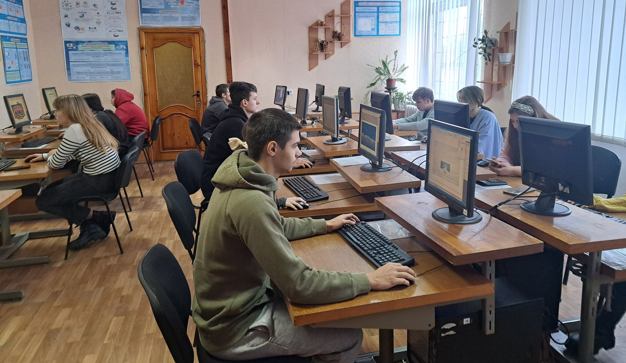 У ДПТНЗ "Конотопське вище професійне училище" відбулися захоплюючі змагання на першість училища з мініфутболу. Грали здобувачі освіти ІІ курсу, а саме: спортсмени групи 21 та 27. Усі учасники продемонстрували неймовірну майстерність, наполегливість та ко
